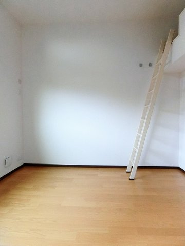 【洋室】 | エアリーズ | 南西向き洋室6帖☆リビングダイニングキッチンから繋がるお部屋です！ベッドを置いて寝室にするのもオススメです☆