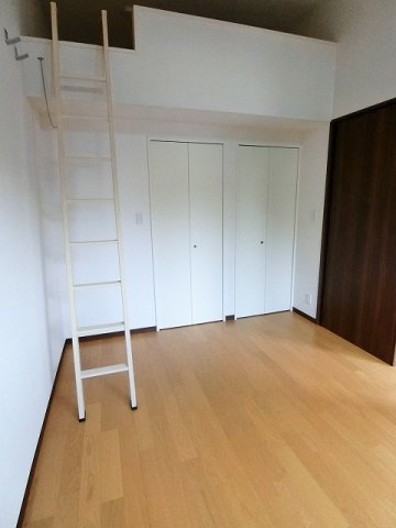 【寝室】 | エアリーズ | 南西向き洋室6帖☆3.8帖のロフトスペース・ウォークインクローゼット・クローゼットがあります♪お洋服の多い方もお部屋が片付いて快適に過ごせますね♪