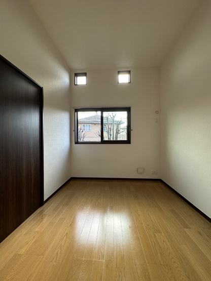 【洋室】 | エアリーズ | 南西向き洋室6帖☆リビングダイニングキッチンから繋がるお部屋です！洋室なのでお手入れもラクラク～♪