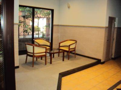 綾小路パレスのエントランス