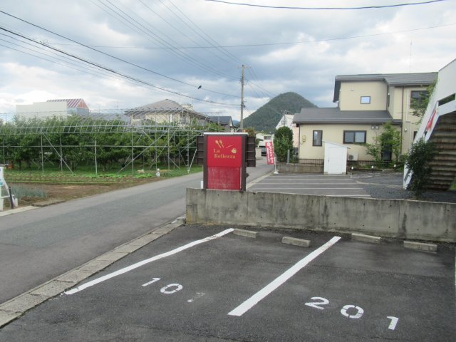ハイツ松見の駐車場