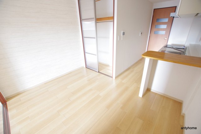 コンソラーレ東野田　仲介手数料無料の居間・リビング