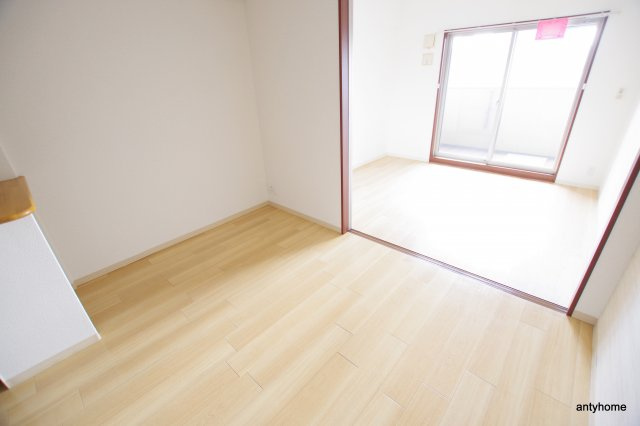 コンソラーレ東野田　仲介手数料無料の居間・リビング