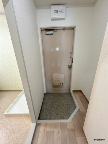 エバービューハイツ　仲介手数料無料の玄関