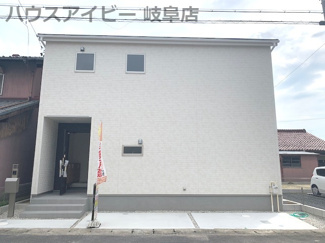 【外観】 | 岐阜市南鶉　限定１棟　可動棚付き広々ウォークインクローゼット　お車スペース並列3台可能！
勝手口　パントリースペースあります。