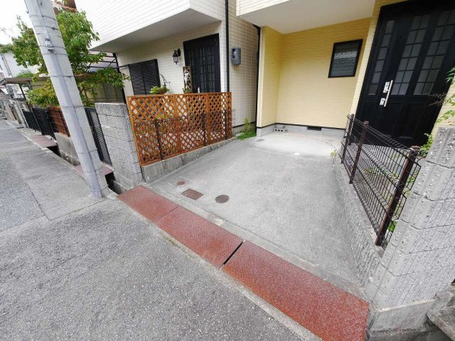 緑町6丁目戸建の駐車場|カースペースがあります