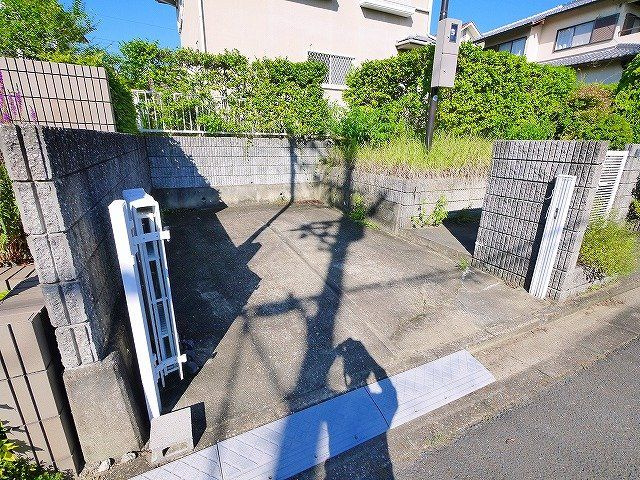 新田邸の駐車場|駐車場があるので、車を買う予定の方も安心です