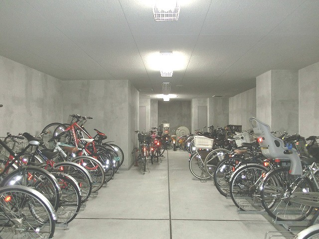 RESIDIA水道橋の設備|レジディア水道橋の屋内屋根付き駐輪場です