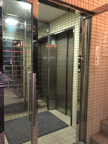 藤岡ビルのエントランス