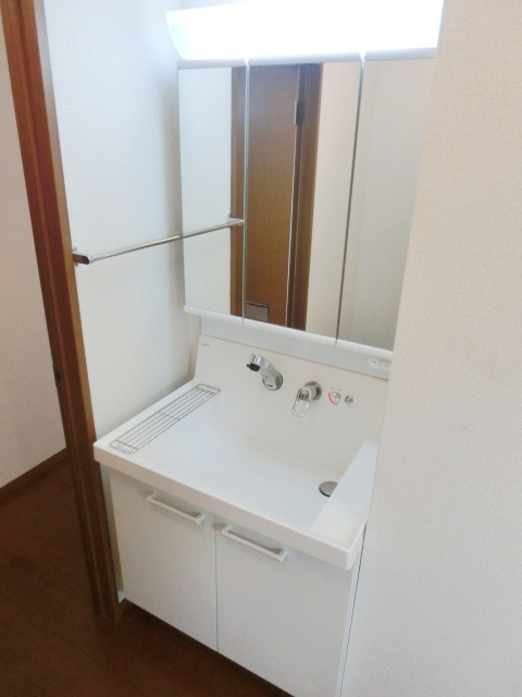 セジュール楠【キャッシュバック対象】の独立洗面台|朝の支度にも助かる、独立の洗髪洗面化粧台