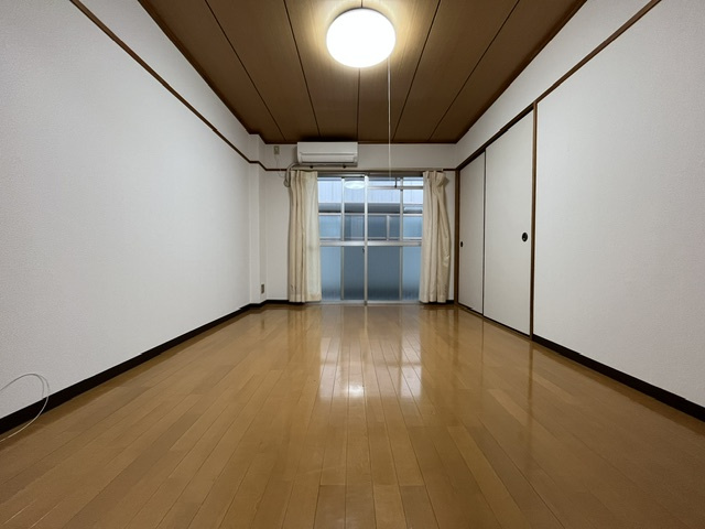 池嶋ビルの洋室