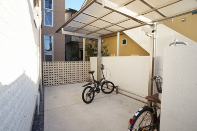 【その他共用部分】 | コラソンティエルノ | 入居者様専用の自転車置場です。屋根付きで広々としたスペースです。