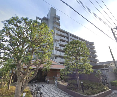 【外観】 | グローウィング城南 | 多摩川至近！緑が多く住環境良好です。スーパーまで徒歩4分とお買物にも便利です。
足音等階下の心配のない1階住戸につき子育て世代にもお勧めです。