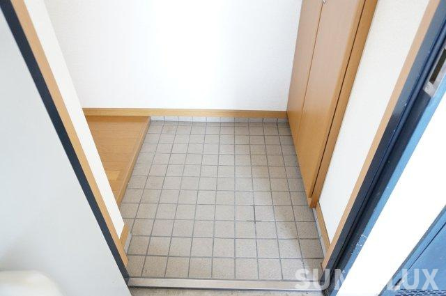 シャトー光の森Cの玄関