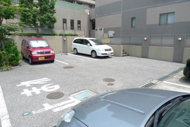 プリオールの駐車場
