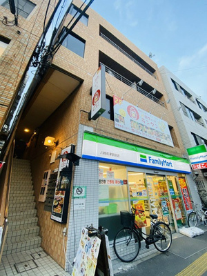 【外観】 | グランドール高津 | 東急東横線「高津」駅より徒歩1分の駅前マンション♪建物1階にファミリーマート、近隣にはスーパーや病院があり生活に便利な立地です☆