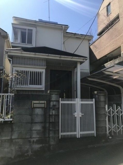 田奈町貸家のエントランス