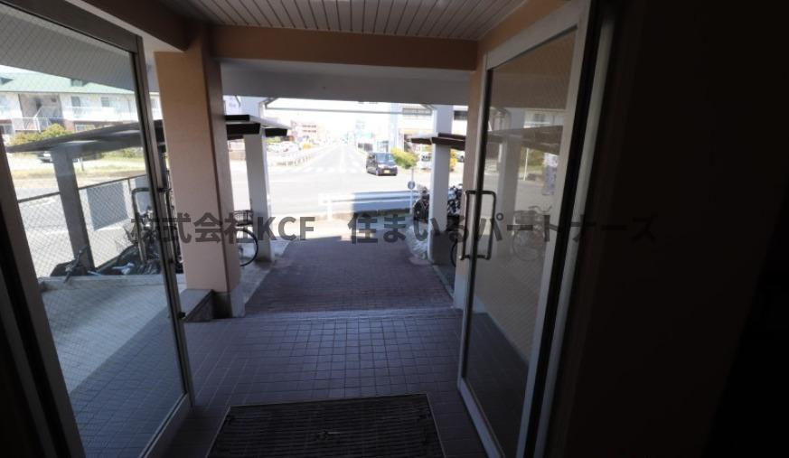 ライトハウスのエントランス|建物の内部です