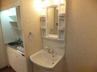 【洗面所】 | アザリア長山 | 広い洗面スペース