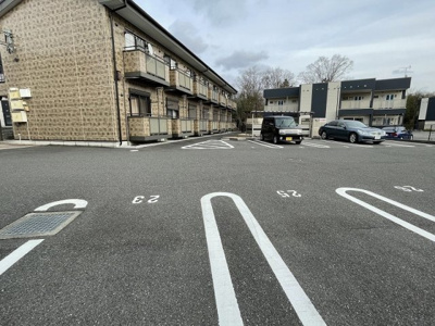 【駐車場】 | アザリア長山 | 駐車場完備です