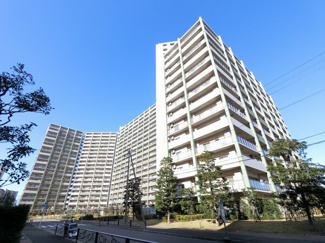 【外観】 | 敷地内に季節の樹木が多数あります。省エネ性能が魅力のオール電化マンション。
13階南東向きのため陽当たり良好です。住まいの独立性を高める玄関ポーチ付♪