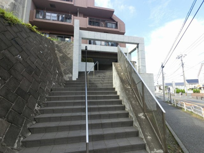 【エントランス】 | コスモ下永谷駅前ハウス | 横浜市営地下鉄ブルーライン「下永谷」駅徒歩1分と好立地。
通勤時間の短縮でご家族と過ごす時間を増やす事が出来ます。