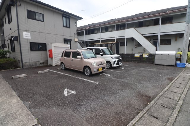ファミールKの駐車場