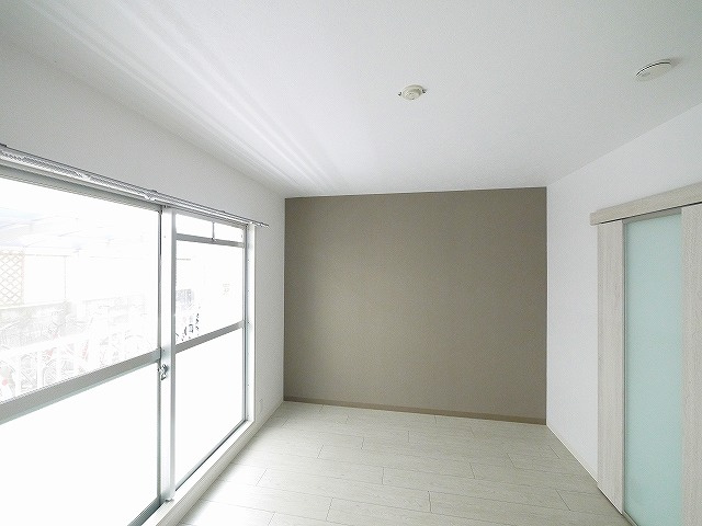 ドムール佐保川の洋室