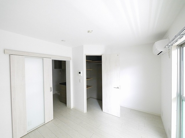 ドムール佐保川の洋室