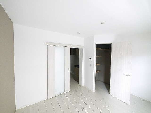 ドムール佐保川の洋室