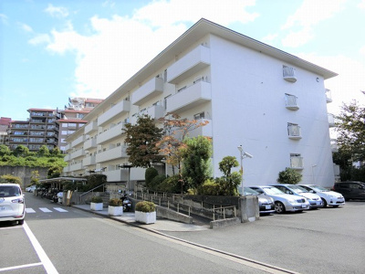 【外観】 | 千里山田コーポラスC棟 | 【現地写真】
 鉄筋コンクリート造の36戸の大型マンションです♪