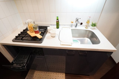 【キッチン】 | パレステュディオ渋谷本町 | システムキッチン（2口ガスコンロ・グリル付）※家具・小物はイメージです