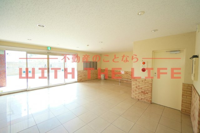 すかる梅満【キャッシュバック対象物件】のロビー|ゆとりのあるロビーです