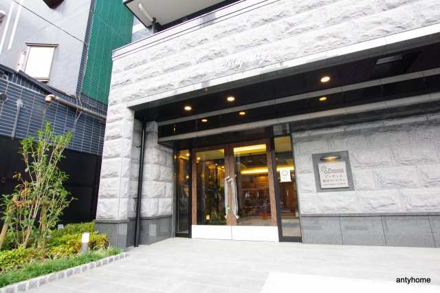 プレサンス難波マジョリティ　仲介手数料無料のエントランス