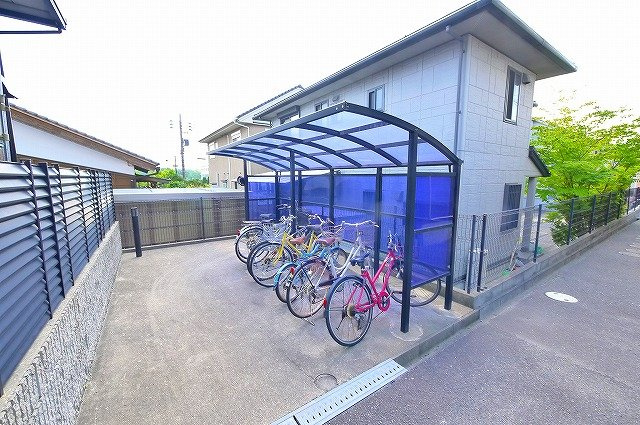 ビューテラスB（光台）のその他共用部分|屋根付きの駐輪場です