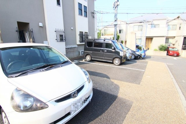 ラピスコート菊名の駐車場