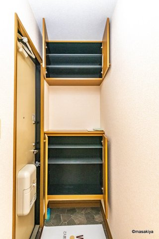 ロイヤル・ウイング　Eの玄関|下駄箱