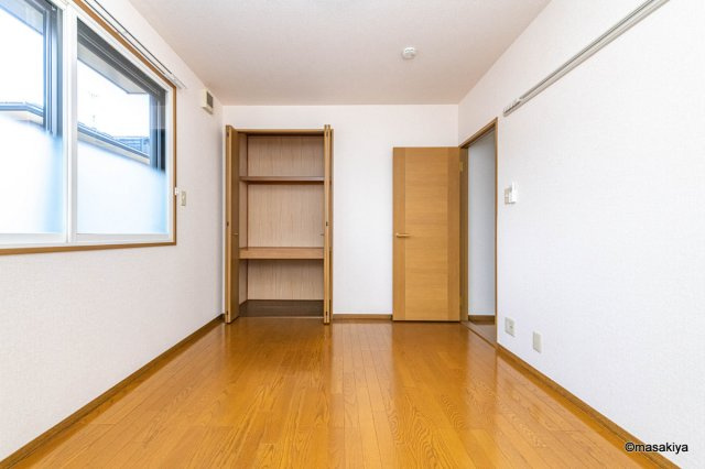 ロイヤル・ウイング　Eの洋室