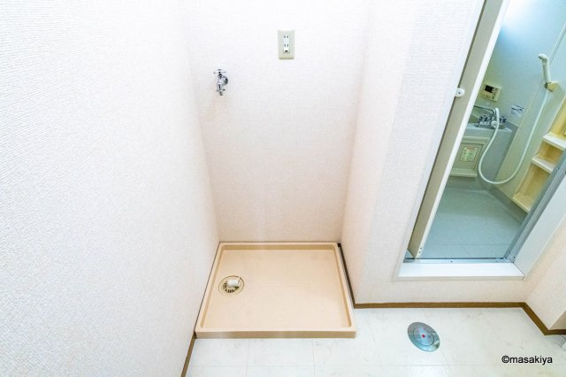 ロイヤル・ウイング　Eの洗面所|室内洗濯機置き場