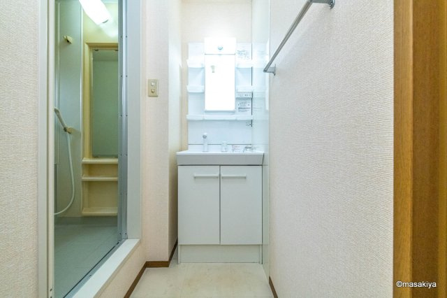 ロイヤル・ウイング　Eの洗面所|洗面・脱衣　シャンプードレッサー付き。