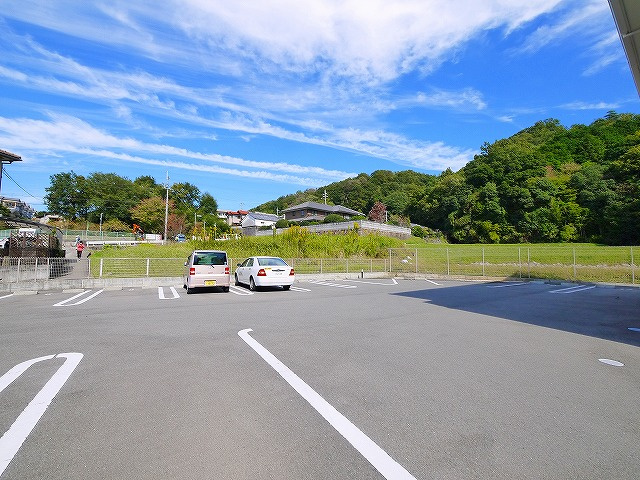 プロミネントの駐車場|駐車場があるので、車を買う予定の方も安心です