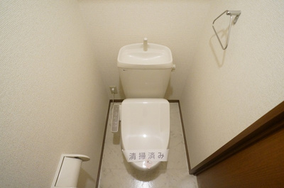 【トイレ】 | ヴェルデ仲町台A【SHM】 | 人気のバストイレ別です♪トイレが独立していると使いやすいですよね☆小物を置ける便利な棚やタオルハンガーも付いています♪