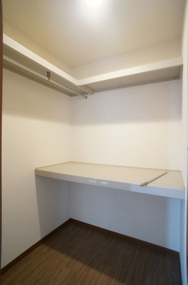 【収納】 | ヴェルデ仲町台A【SHM】 | 洋室5.9帖のお部屋にあるウォークインクローゼットです♪棚が2段＋ハンガーラックでたっぷり収納出来ます☆