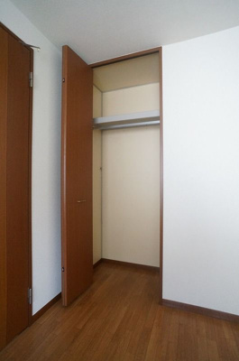 【収納】 | ヴェルデ仲町台A【SHM】 | 洋室4.6帖のお部屋にあるクローゼットです♪かさばりやすいコートなどもハンガー掛けができてすっきり片付きます♪