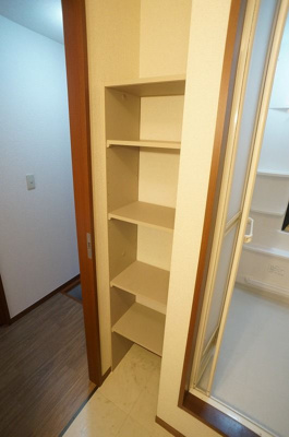 【収納】 | ヴェルデ仲町台A【SHM】 | 洗面所にある棚です♪かさばる洗剤や、タオル・着替えを置くのにも便利です！