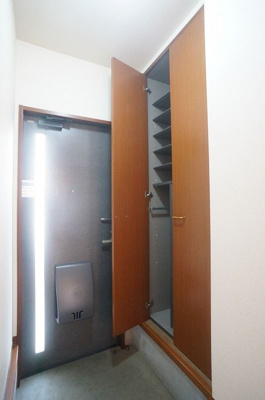 【玄関】 | ヴェルデ仲町台A【SHM】 | シューズボックスがあるので靴が散らからずいつでも玄関すっきり♪お客様もスムーズにお出迎えできますね♪