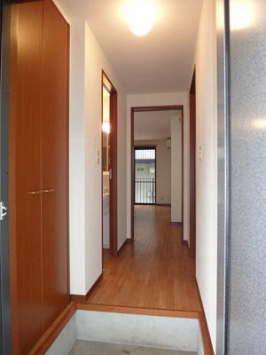 【展望】 | ヴェルデ仲町台A【SHM】 | 玄関から室内への景観です！右手に洋室4.6帖のお部屋、左手に洗面所・浴室・トイレがあります★