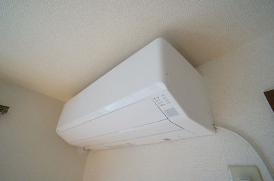 【設備】 | ヴェルデ仲町台A【SHM】 | 暑い夏や寒い冬に大活躍！リビングダイニングキッチンにあるエアコンです☆冷暖房完備で1年中快適に過ごせます♪