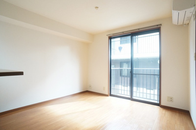 【居間・リビング】 | ヴェルデ仲町台A【SHM】 | バルコニーに繋がる南東向き10.2帖のリビングダイニングキッチンです！エアコン付きで1年中快適に過ごせますね☆