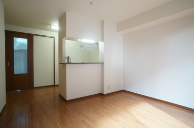 【居間・リビング】 | ヴェルデ仲町台A【SHM】 | 女性に人気なカウンターキッチンの10.2帖リビングダイニングです！お話しながら料理ができるってうれしい♪